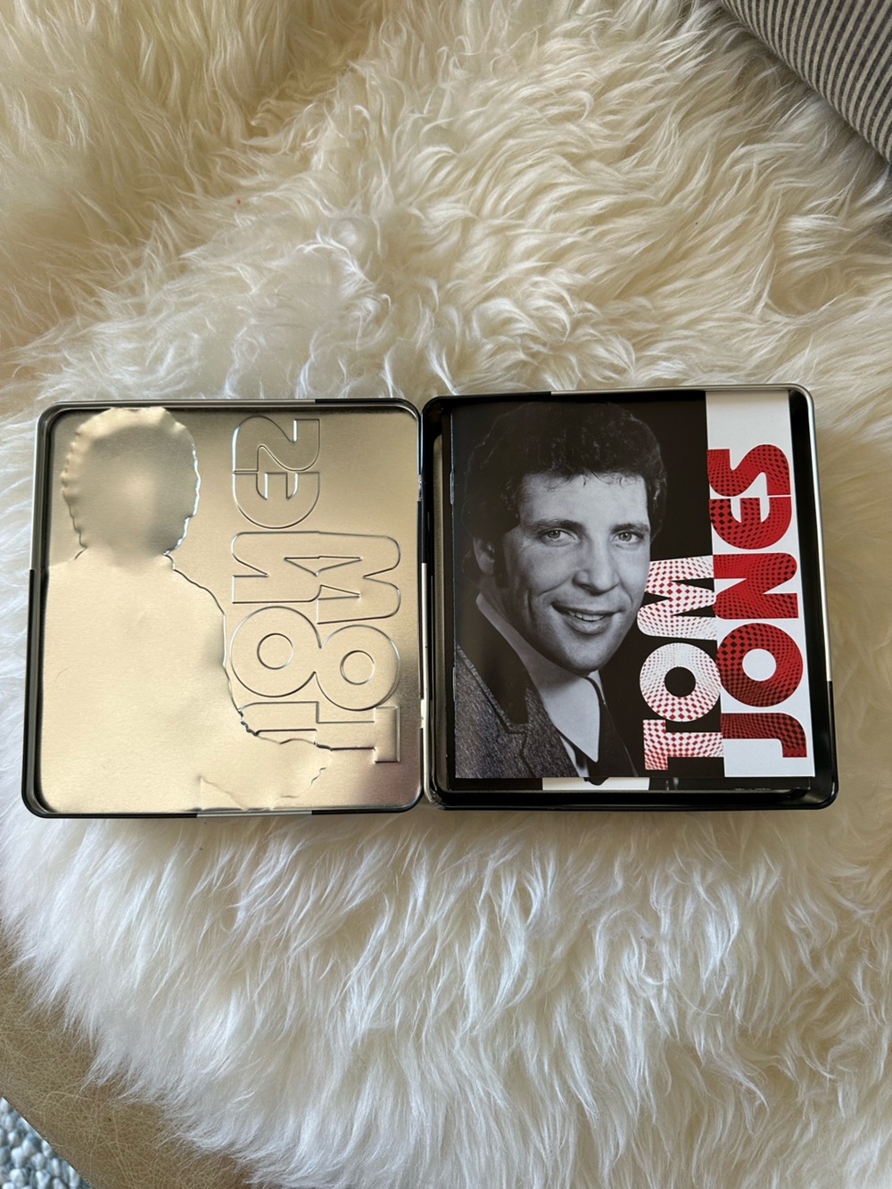 Tom Jones Collectible Tin and CD set - Picture 3 of 13
